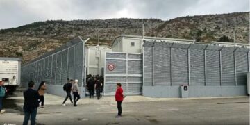 BE i jep të drejtë Melonit: Qendrat në Shqipëri janë në përputhje me ligjin