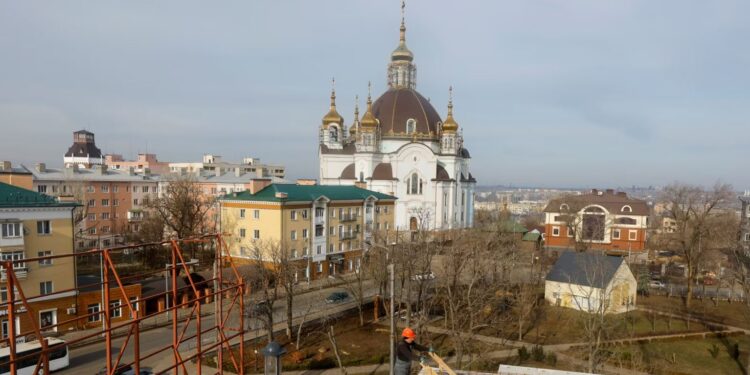 Zëri i Amerikës: Si është jeta për ukrainasit në zonat e pushtuara?
