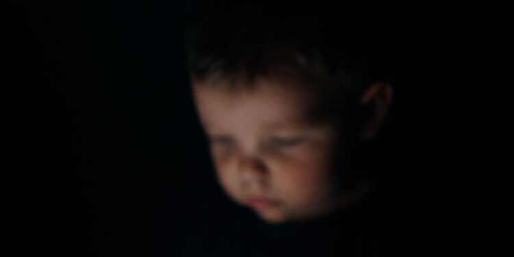 Telefonat po i kthejnë fëmijët në “Autikë virtual”