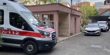 18-vjeçari nga Vlora e bën nënën e tij për spital