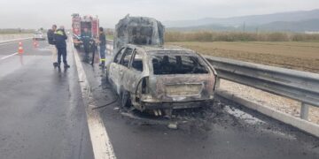 Një automjet është përfshirë nga flakët Thumanë-Kashar