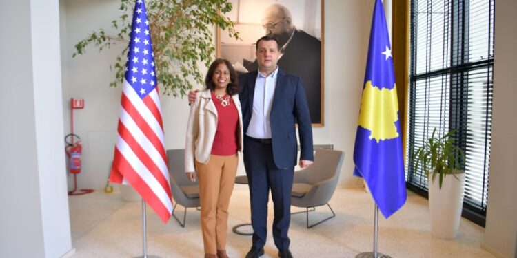 Kryediplomatja amerikane në Kosovë viziton Devolli Corporation, pritet nga Shkëlqim Devolli