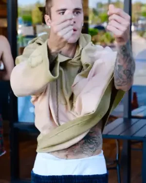 SHPERTHEN ,Justin Bieber ndaj paparacëve: ‘Nuk pyesni për njerëzit, vetëm para doni’