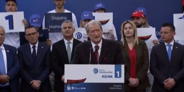 ”Hiqet mesatarja, të gjithë të rinjtë do të shkollohen”, Berisha nga Saranda: Bizneset do të kenë taksën e sheshtë më të ulët në Evropë