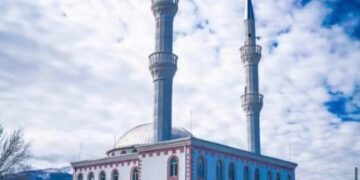 E pazakontë/ Vidhet dhe thyhet Xhamia e Dragostunjës në Librazhd