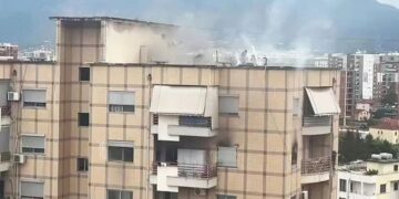 Zjarr në një pallat në Tiranë