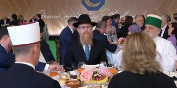 Ftoi kryerabinin izraelit në iftar, kërkohet dorëheqja e kreut të KMSH-së