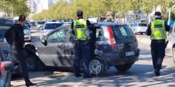 Aksident në Durrës, përplasen dy makina, raportohet për të plagosur