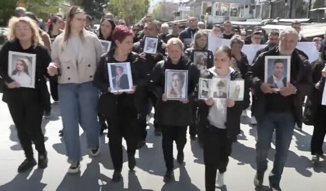 “Sistemi i korruptuar vrau fëmijët tanë”, Mbahet marshimi paqësor në Koçan për viktimat e tragjedisë në diskotekën “Pulse”