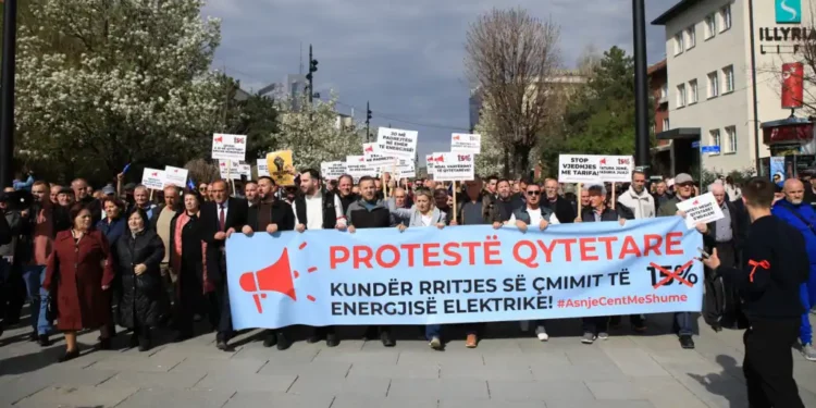 “Shteti hesht, qytetarët s’ndalen”, Protestë në Prishtinë kundër rritjes së çmimit të energjisë elektrike