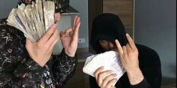 Daily Mail: Si ‘çunat e Londrës’ sjellin paratë e drogës në Shqipëri