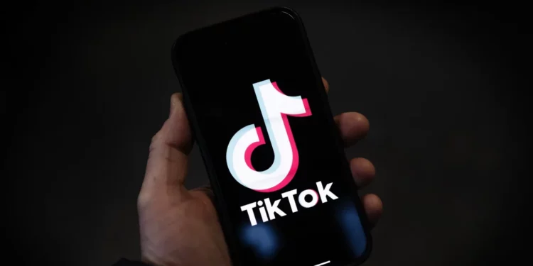 TikTok sërish nën akuzë, platforma përfiton ekonomikisht nga transmetimet “live” të fëmijëve që lypin