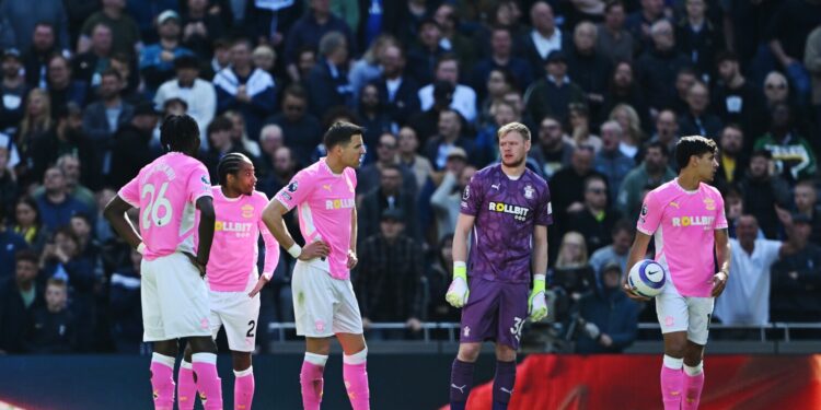 Skuadra ra nga kategoria, klubi i Premier League largon trajnerin