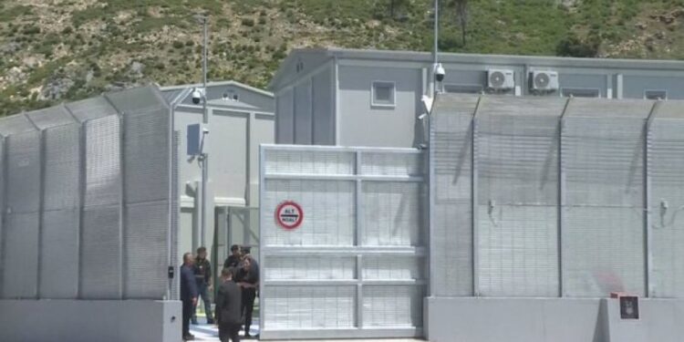 15 emigrantë të dëbuar nga Italia, po vijnë në kampin e Gjadrit