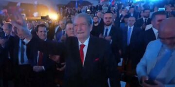 Nis prezantimi i programit të PD në Pallatin e Kongreseve, Berisha krah LaCivita