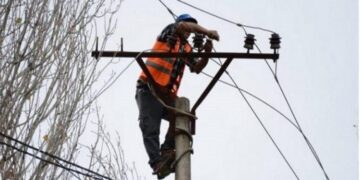 Bie në kontakt me energjinë elektrike, humb jetën elektriçisti