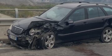 Aksident në aksin Lezhë-Laç, dy automjetet përplasen me njëra-tjetrën, një i plagosur