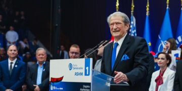 Berisha vijon turin e prezantimit të kandidatëve, kreu i PD-së sot në Qarkun e Vlorës