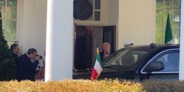 Meloni mbërrin në Shtëpinë e Bardhë, pritet nga Trump