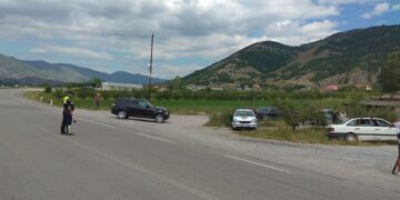 Aksident në Maliq! Shoferi humb kontrollin e makinës, lëndohet e mitura