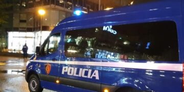 “Tronditëse: Djali me kartelë godet rëndë mamanë, ndodhet në spital”