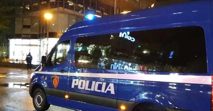 “Tronditëse: Djali me kartelë godet rëndë mamanë, ndodhet në spital”