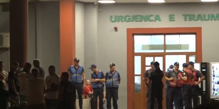 Atentati në Tiranë, policia: 3 të plagosurit tek Trauma të moshës 19-vjeç, 11 dhe 17-vjeç