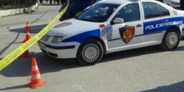 Aksident në Shkozet, përplasen 4 makina, shoferët grushtohen me njëri-tjetrin