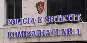 Shoqërimi i një 14-vjeçari pasi hodhi kapsolla në Tiranë