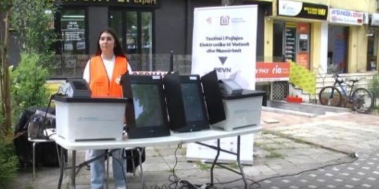 Banorët e Njësisë 10 të Tiranës dhe ata të Vorës do të votojnë në mënyrë elektronike, KQZ teston pajisjet