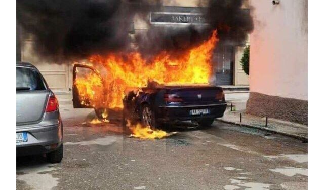 Një makinë përfshihet nga flakët në Korçë, ja dyshimet e para