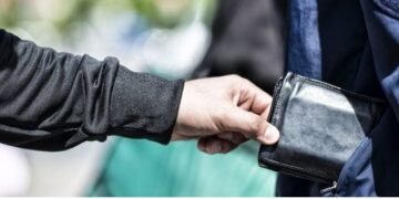 Denoncon qytetari: Më vodhën dokumentet dhe paratë teksa falesha në xhami