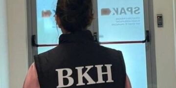 Operacioni ,Dyshime për abuzime me tendera: Agjentët e BKH kontrolle në një biznes në Elbasan, sekuestrohen dosje, kompjutera dhe celularë