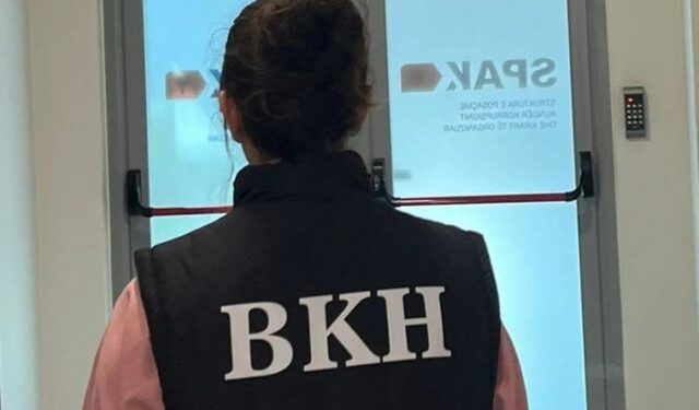 Operacioni ,Dyshime për abuzime me tendera: Agjentët e BKH kontrolle në një biznes në Elbasan, sekuestrohen dosje, kompjutera dhe celularë