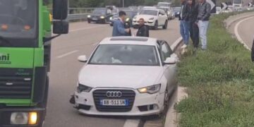 Aksident në aksin Elbasan-Tiranë, një i plago*ur nga përplasja e dy makinave në Ibë