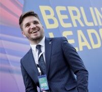 Ky është specialisti i Ministrisë së Jashtme që u përplas sot te vizat e bardha!