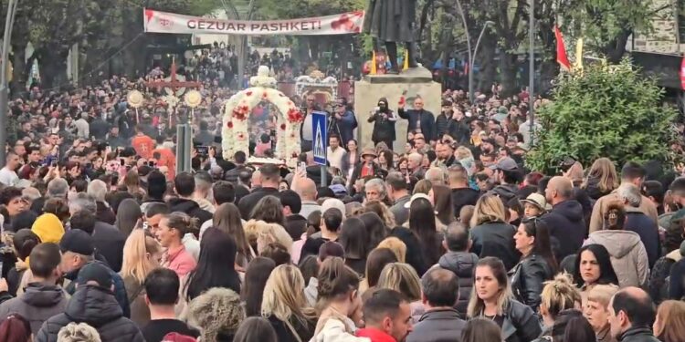 Korçë/ Besimtarët ortodoksë ndjekin proçesionin e Epitafit të së Premtes së Zezë