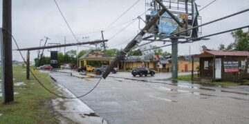 Përmbytjet në Oklahoma, një grua dhe një djalë humbën jetën