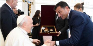 Veliaj reagon nga qelia për ndarjen nga jeta të Papa Françeskut: Lamtumirë At i Shenjtë