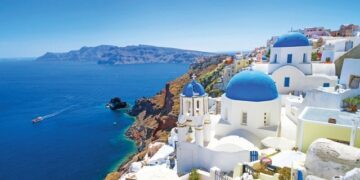 SHKENCËTARËT ZBARKOJNË NË SANTORINI!