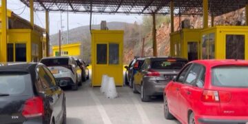 Radhë kilometrike në Kapshticë, emigrantët rikthehen në Greqi pas Pashkëve