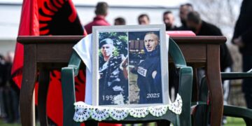 Vranë policin në derën e banesës! Kërkohet paraburgim për gjashtë të dyshuarit