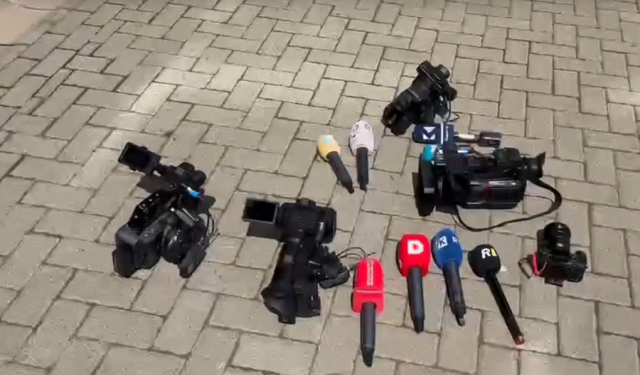 Mediat në Kosovë protestojnë ndaj heshtjes së vazhdueshme të Kurtit , Mikrofonat hidhen në tokë