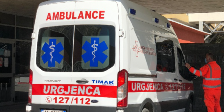 Aksident në aksin “Lushnjë-Fier”, motori përplas këmbësorin