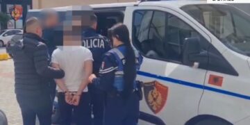 Ushtronte prostitucion dhe kërcënonte klientët me thikë që t’u merrte paratë