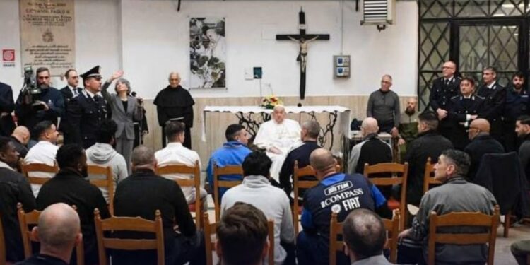 Papa Françesku kishte vetëm 200 mijë euro dhe të gjitha ua la të burgosurve