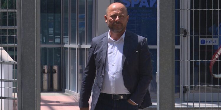 Incident në Bulqizë/ Xhelal Mziu dhe nipi i tij dhunojnë zyrtarin pas takimit elektoral të PD