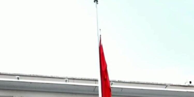 Në Shqipëri flamujt në gjysmështizë!