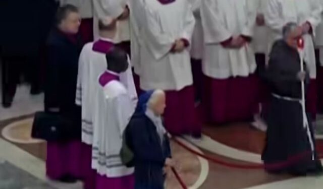 Vatikani thyen protokollin për shoqen e vjetër të Papës