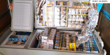 Kishte fshehur cigare kontrabandë në furgon